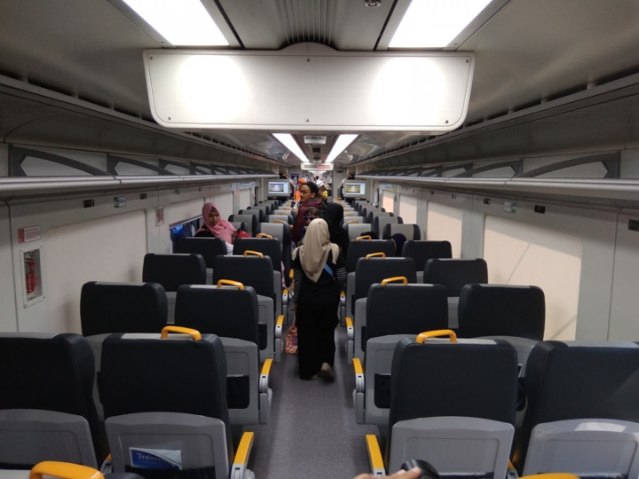 Warga Bekasi Uji Coba Kereta Bandara