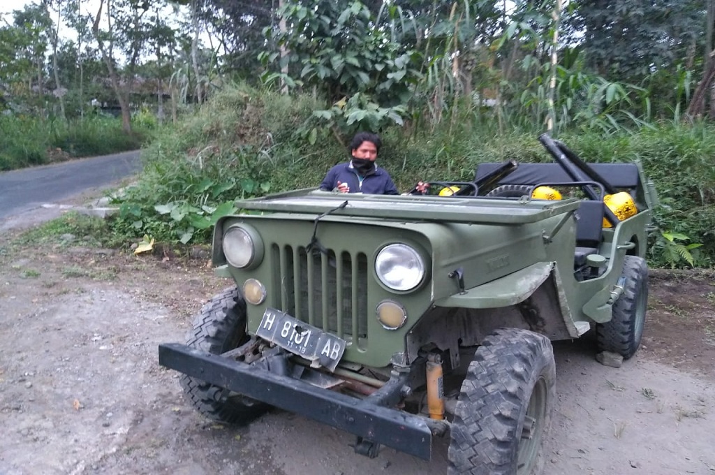 Warga menunjukkan mobil Jeep yang mengalami kecelakaan di lereng Merapi. Medcom.id -Ahmad Mustaqim