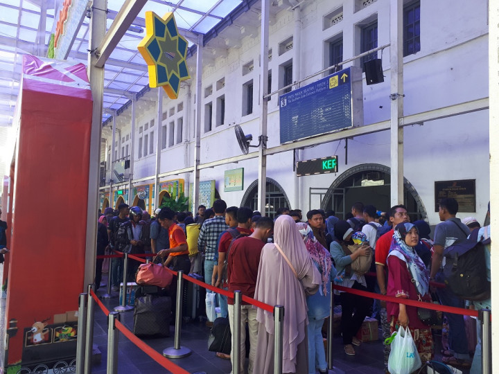 41.093 Pemudik Tiba di Jakarta Lewat Stasiun Gambir dan Senen Hari Ini