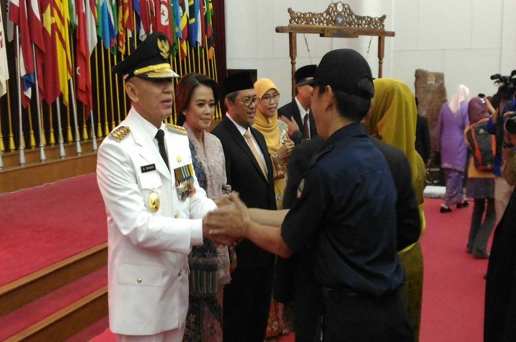 M Iriawan mendapat ucapan selamat usai dilantik menjadi Pj Gubernur Jabar di Gedung Merdeka, Kota Bandung, Senin 18 Juni 2018. (Foto: Medcom.id/Roni)