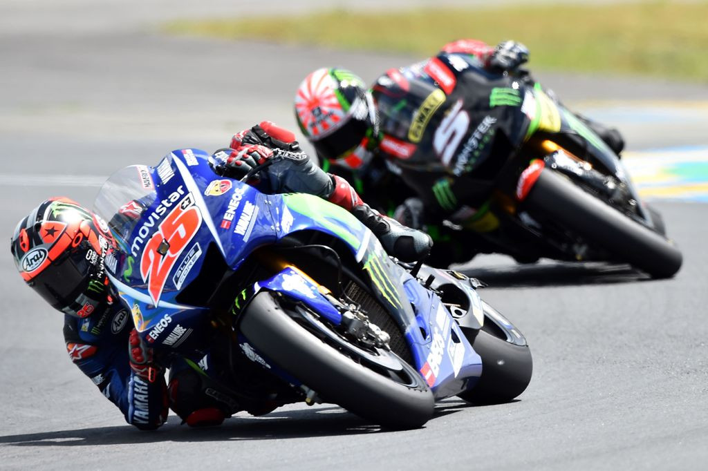 Persaingan Maverick Vinales (depan) dan Johann Zarco untuk memperebutkan posisi enam di GP Catalunya. (Foto: AFP PHOTO / JEAN-FRANCOIS MONIER)