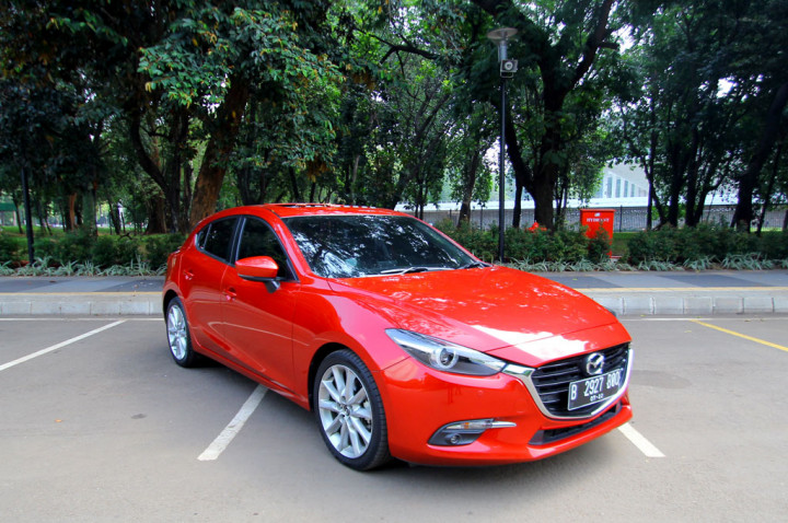 Lenggak-lenggok Mazda 3 di Lengangnya Jakarta