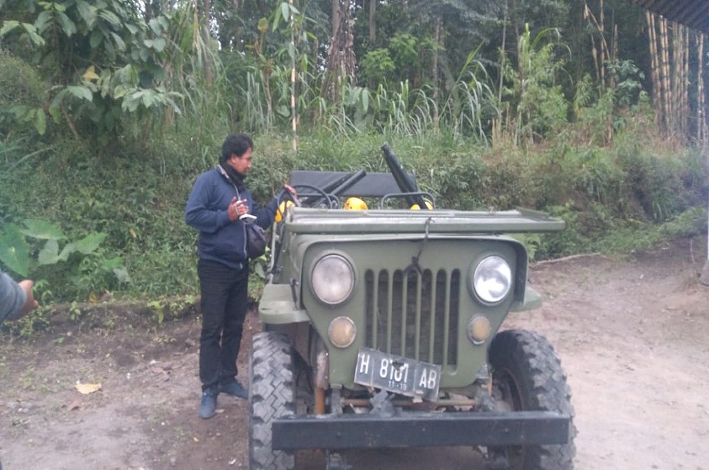 Seorang warga saat menunjukkan kerusakan pada jip yang terjerembab di jurang sekitar lereng Gunung Merapi, Rabu, 19 Juni 2018, Medcom.id - Ahmad Mustaqim