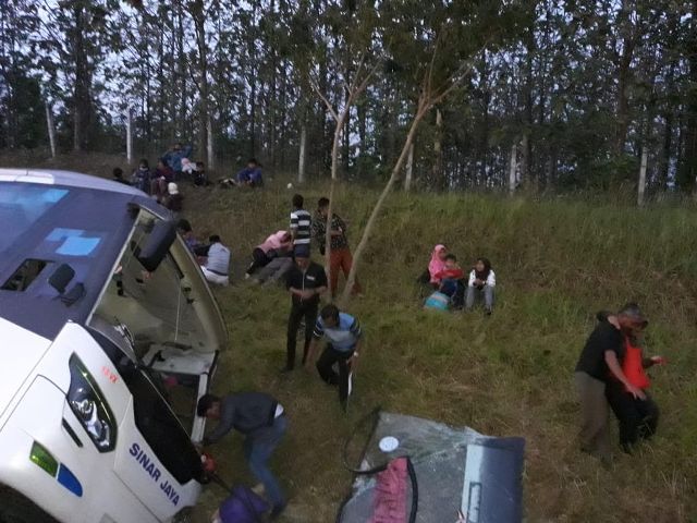 Bus Terguling di Tol Cikedung