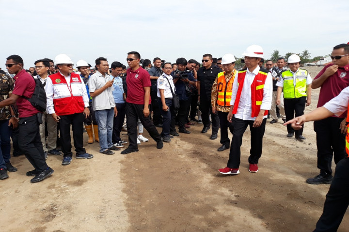 Jokowi Pantau Pembangunan <i>Runway</i> Bandara Soekarno-Hatta