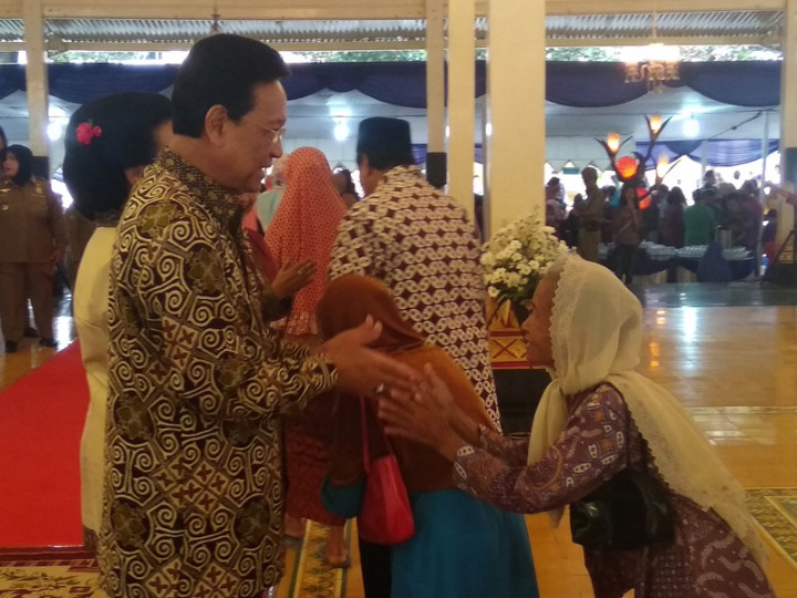 Rela Berdesakan untuk Bersalaman dengan Sultan