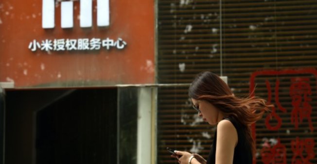 Xiaomi Lowers Target as It Kicks Off IPO