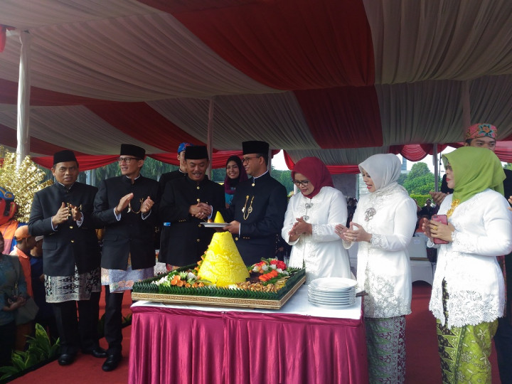 Gubernur Anies Potong Tumpeng di HUT ke-491 DKI Jakarta