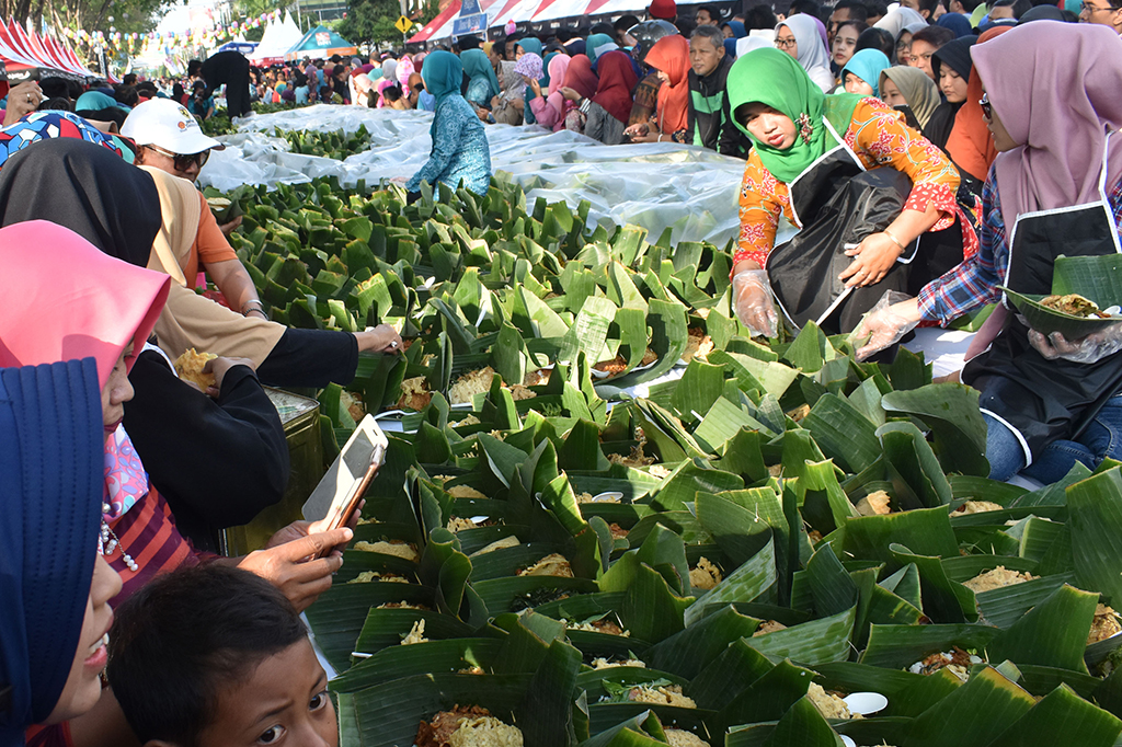 Kemeriahan Festival Pecel Pincuk di Madiun