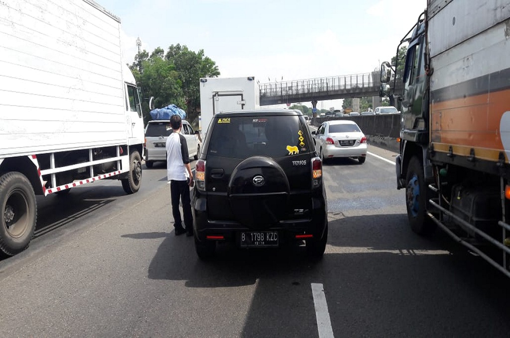Sebuah mobil yang mengalami tabrakan beruntun di Tol Jakarta-CIkampek, Sabtu 23 Juni 2018, Medcom.id - Antonio