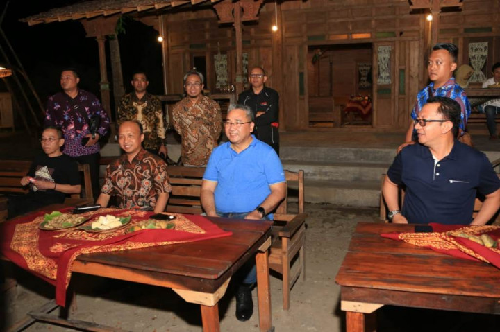 Nobar dengan Warga Desa, Mendes PDTT Dukung Brasil Juara Piala Dunia