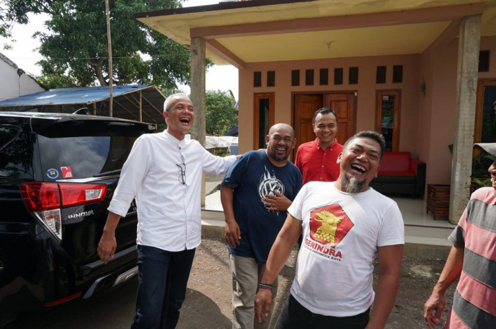 Tawa Riang Ganjar Pranowo Kunjungi Rumah Adik Sudirman Said