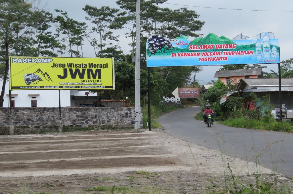 Suasana sepi di salah satu titik kumpul Jeep wisata Lava Tour Gunung Merapi karena pemberhentian operasional, Medcom.id - Ahmad Mustaqim