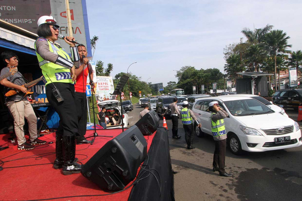 Polisi Hibur Pengguna Jalan Jalur Puncak