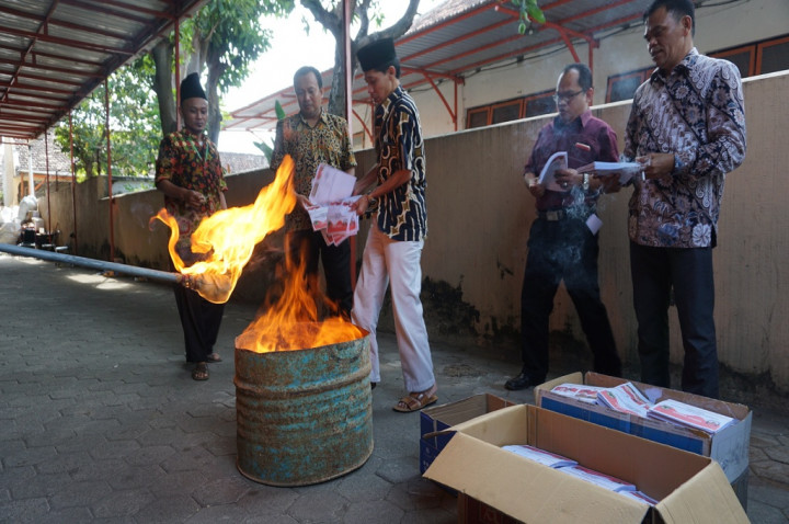 KPU Jepara Bakar Belasan Ribu Lembar Surat Suara