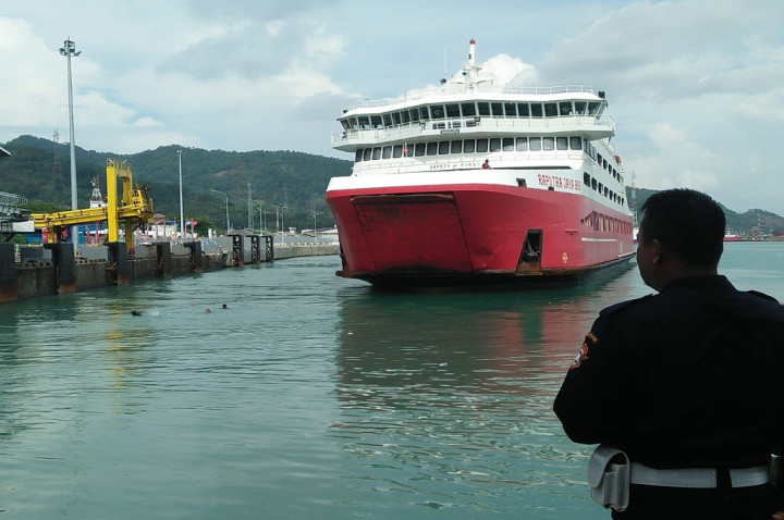 Penumpang Kapal Diingatkan tak Lemparkan Uang Koin