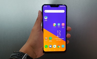 Melihat Pertarungan Dua Ponsel Poni Kelas Menengah