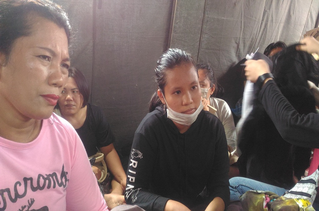 Tiambun Sania Situmorang, 16, (tengah), penumpang yang selamat saat KM Sinar Bangun tenggelam di Danau Toba, Minggu 24 Juni 2018, Medcom.id - Farida