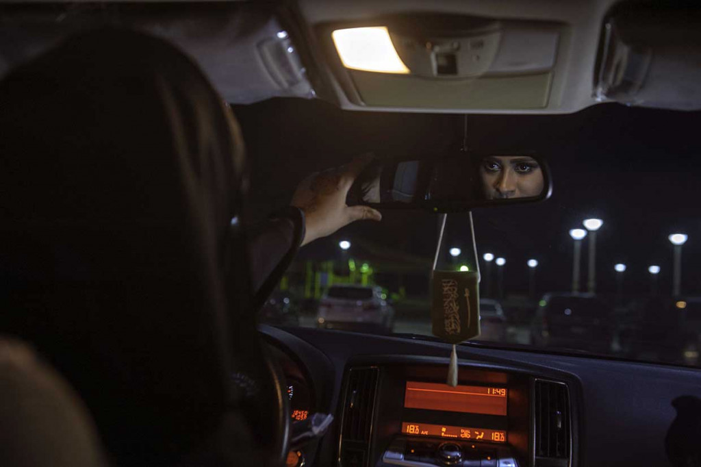 Perempuan Arab Saudi Susuri Jalanan dengan Mobil