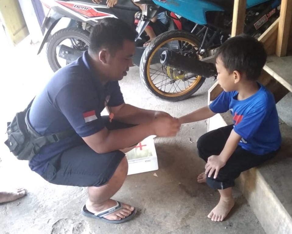 Anak berbaju biru menjadi korban sengatan ubur-ubur. (Foto: A Mustaqim)