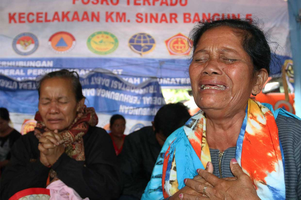 Doa Keluarga Penumpang KM Sinar Bangun