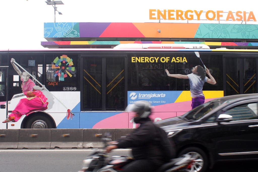 Pernak-pernik Asian Games 2018 Jakarta-Palembang yang menghiasi bus dan halte TransJakarta (MI/Bary Fathahilah)