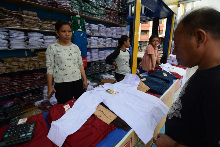 Pedagang Seragam Sekolah Mulai Siapkan Stok
