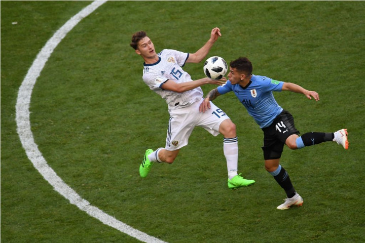 Babak I: Uruguay Unggul atas 10 Pemain Rusia