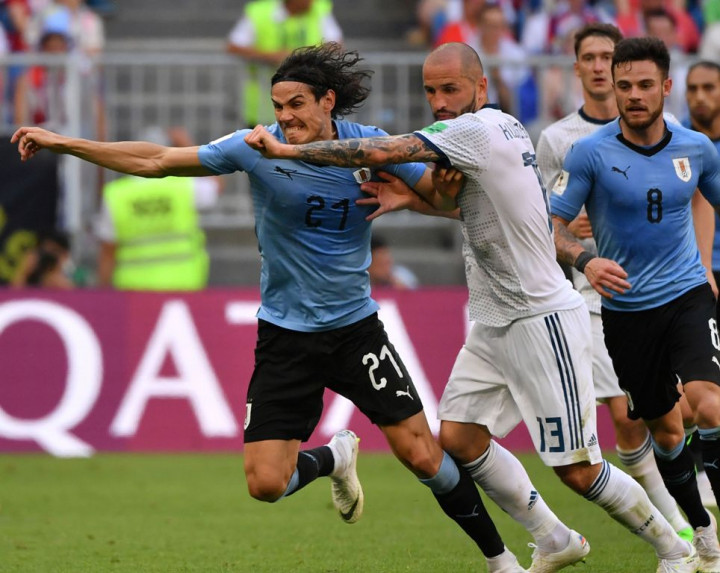 Bantai 10 Pemain Rusia, Uruguay Juara Grup A