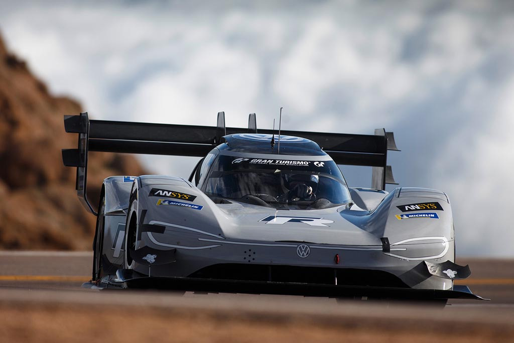 Volkswagen  I.D.R Pikes Peak unggul 16 detik dari Peugeot T16 Pikes Peak. Whichcar