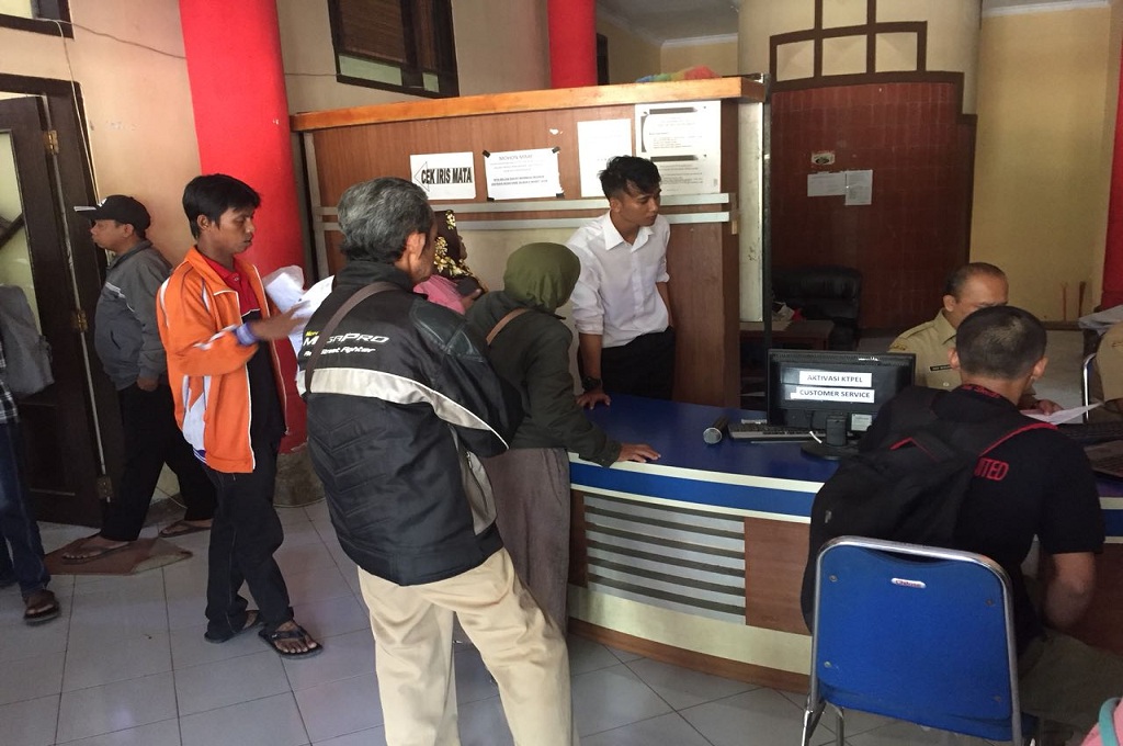 ?Antrean warga mengurusi KTP-el di Disdukcapil Kabupaten Tegal, Jawa Tengah, Medcom.id - Kuntoro