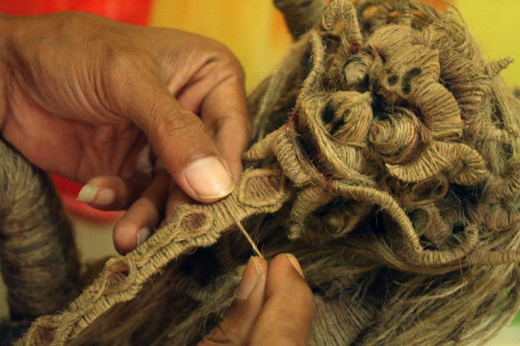 Uniknya Kerajinan Patung dari Karung Goni