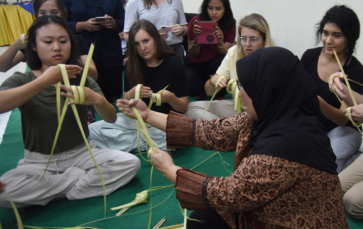Mahasiswa Asing Belajar Membuat Ketupat