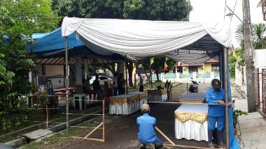 Cagub Deddy Mizwar Mencoblos di Bekasi