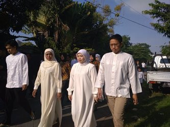 Khofifah Berziarah ke Makam Sebelum Nyoblos