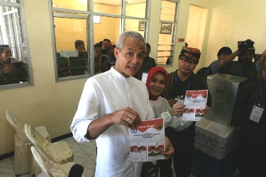 Kalah Menang, Ganjar Tetap Sambangi Lawannya