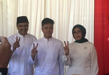 Gus Ipul dan Keluarga Berjalan Kaki ke TPS untuk <i>Nyoblos</i>