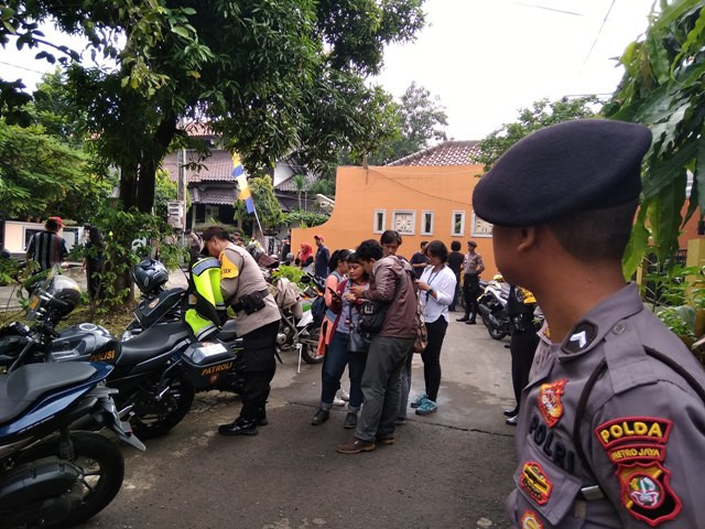 Puluhan Polisi Berjaga di TPS Deddy Mizwar