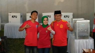 Sesuaikan Tema, Ridwan Kamil Pakai Jersey Spanyol saat <i>Nyoblos</i>