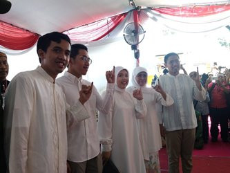 Selawat Menggema saat Khofifah Hendak <i>Nyoblos</i>