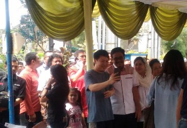 Warga Berebut Swafoto dengan Djarot di TPS