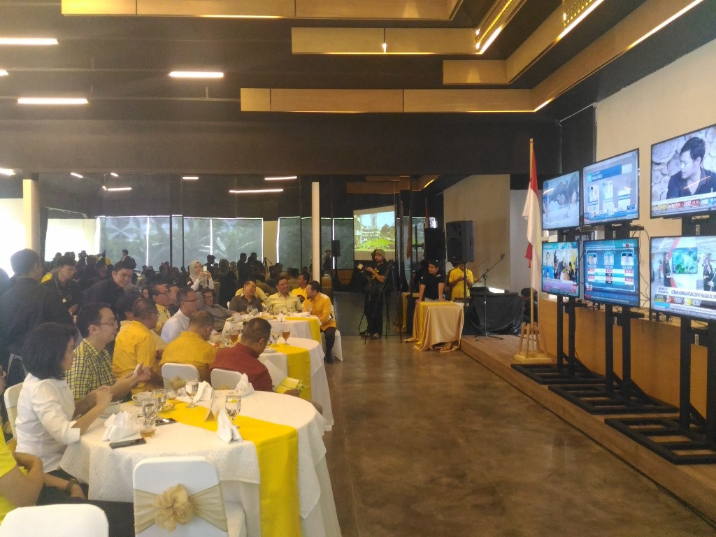 Airlangga Nobar Pilkada di DPD Golkar Jakarta