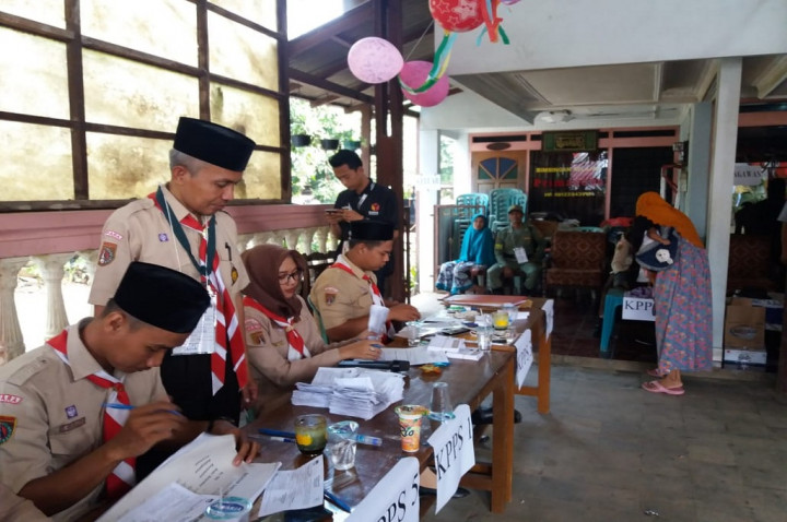 Makan Gratis di TPS 06 Desa Suwawal Jepara