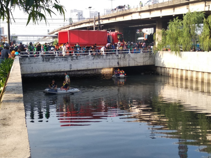Petugas Masih Cari Buaya di Kali Grogol