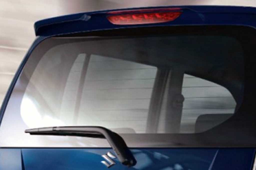 Defogger berupa garis-garis cokelat dikaca belakang berfungsi mengusir embun. Cartoq