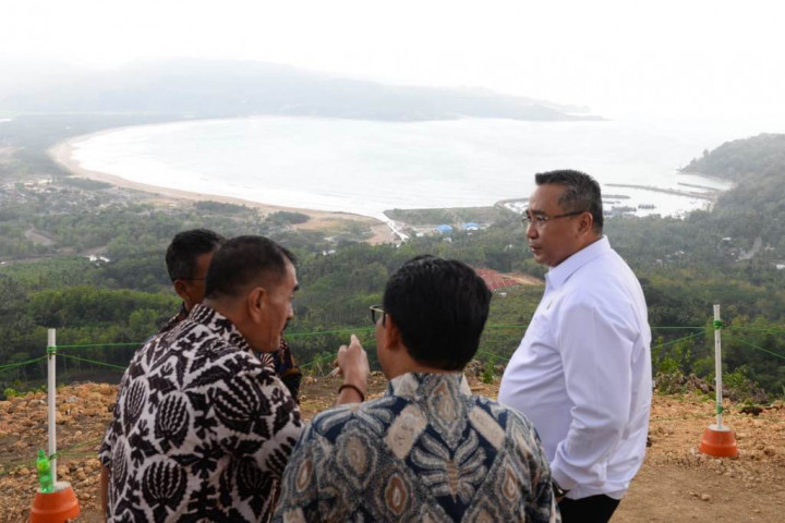 Mendes PDTT Promosikan Keindahan Bukit Sentono Genthong