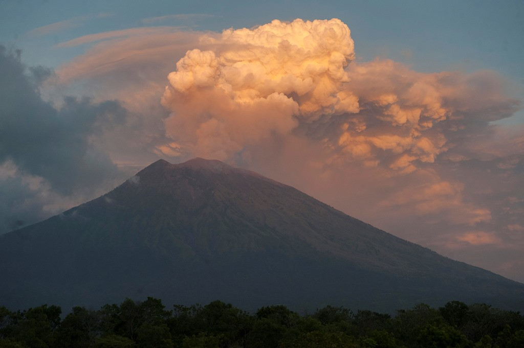 3 Bandara Ditutup Akibat Abu Vulkanik Gunung  Agung