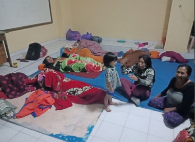 Ratusan Warga Lereng Gunung Agung Mengungsi Mandiri