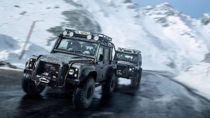 Land Rover Defender SVX James Bond Masuk Pasar Lelang