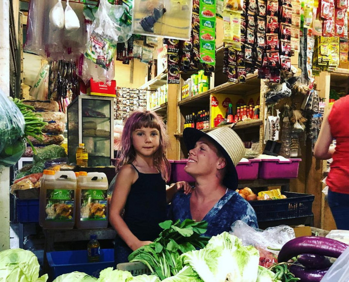 Pink Unggah Foto di Pasar Tradisional Indonesia